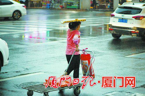 雨中即景(本组图/本报记者林铭鸿摄)