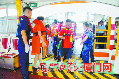 乘客被转移至另一艘船上。(本报记者张江毅摄)