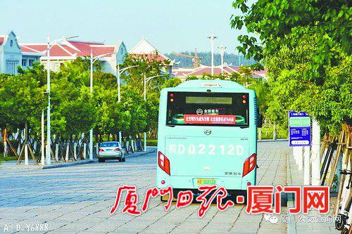 公交车开进校园。(图/公交集团提供)