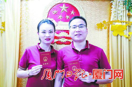 七夕登记结婚,杨莉和陈长飞特意准备了戒指和红T恤。(本报记者 黄少毅摄)