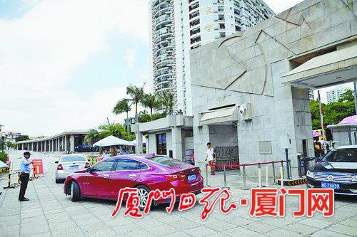 车辆沿着规定路线驶向地下停车场。