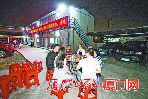 工作人员与被征收户商谈,常常持续到深夜。
