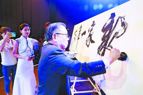知名书法家张炳煌写下“两岸一家亲”。(郑伟明 摄)