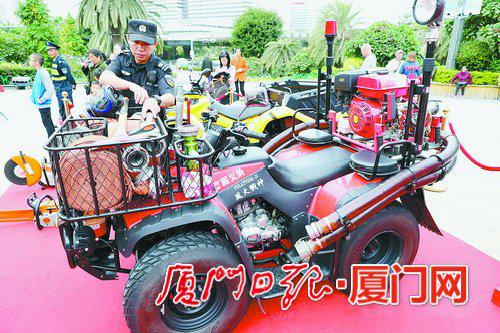 湖里高殿义务消防队的风火战神消防摩托车开进现场。