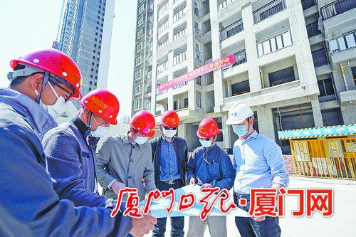 湖里区安置房“护航队”在项目现场，他们是来自区建设局建设服务中心的高素质专业化干部队伍。（本报记者 林铭鸿 摄）