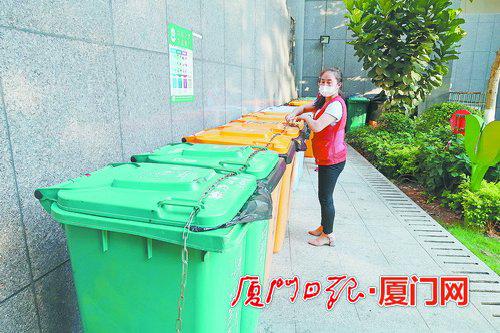 投放时间结束后,垃圾分类督导员对垃圾桶“上锁”。