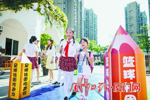 湖里实验小学的同学在阳光下步入校园。(本组资料图/本报记者 林铭鸿 摄)