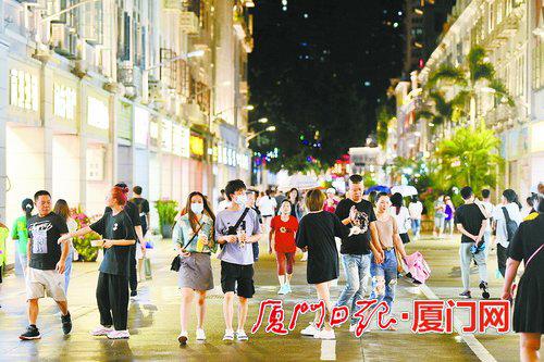 中山路步行街熙熙攘攘,商家开展多种活动迎客。