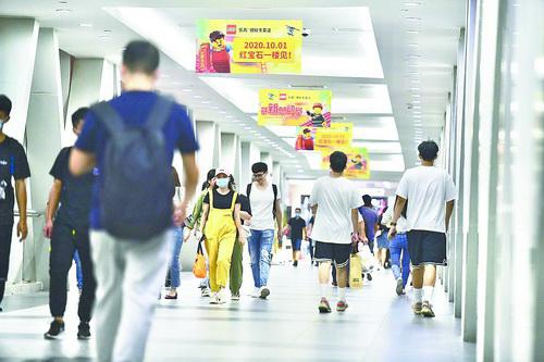 国庆中秋假期期间的SM城市广场人行天桥,人来人往。图/白 涵 摄