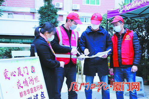 在吕厝社区,志愿者和热心居民一同参与防疫。(陈财根 摄)