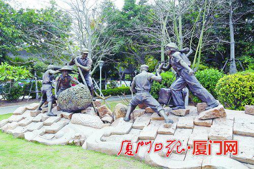 军民一心战天斗地,一腔热血打通天堑。图为厦门海堤纪念馆的雕塑。
