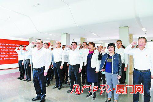 在厦门经济特区纪念馆,党员干部面向党旗高举右拳,重温入党誓词,矢志奋力开创特区发祥地“二次创业”新辉煌。