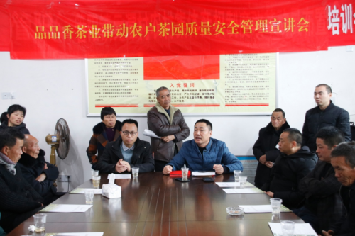 林振传进村为茶农普及茶园质量安全管理的知识