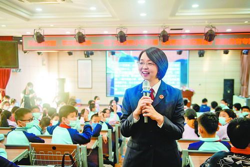 检察干警到学校开展法治进校园活动。