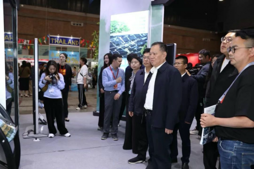 福建省委宣传部常务副部长、省电影局局长许守尧到福建展馆参观,并与省市县在馆开展电影基地推介人员交流