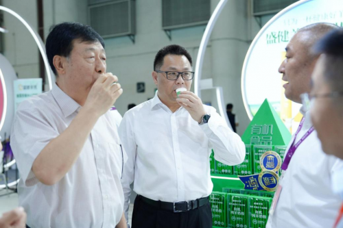 图:中国奶业大会盛健羊乳展台现场
