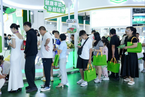 图:中国奶业大会盛健羊乳展台现场