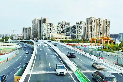 五缘湾环岛干道跨线桥15日正式通车。(轨道交通集团 供图)