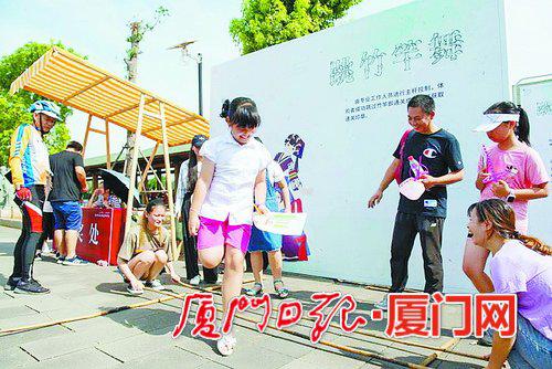 市民体验竹竿舞。