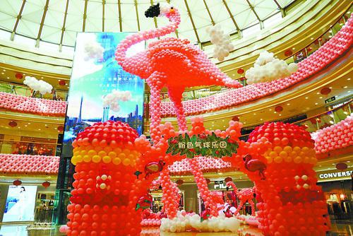 万达广场围绕潮年合家欢主题打造了火烈鸟气球展。(本组图/湖里区商务局 提供)