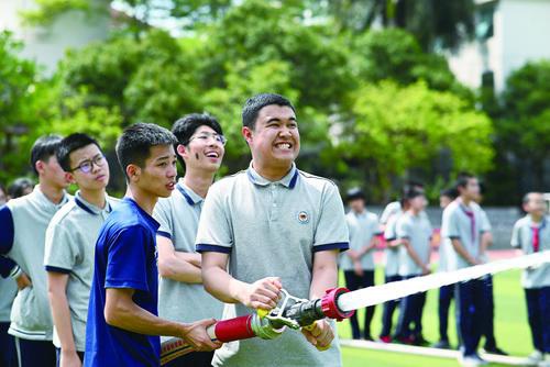 ■学生参加趣味消防训练。