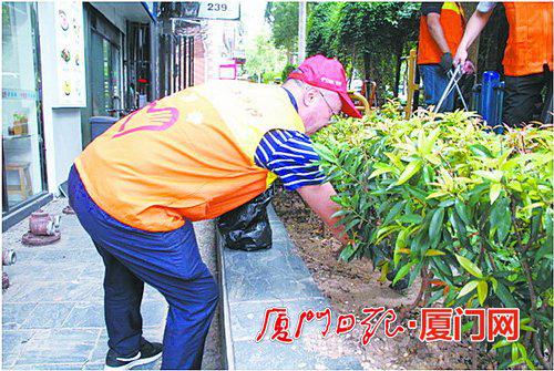 ▲树丛里的烟头、纸屑逃不过师生们的“火眼金睛”