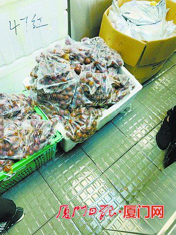 整改前,后厨地面积水较多、水果等食材未按要求离地10厘米存放。