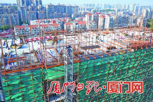 后埔社区发展中心(二期)工程进行封顶浇筑工作。(厦门日报社全媒体记者 林铭鸿 摄)