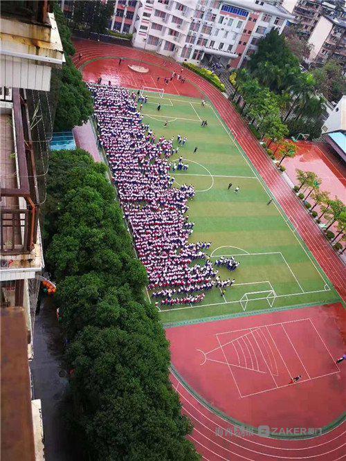 厦门现地震教科书式撤离 还不忘背着有腿伤的同学