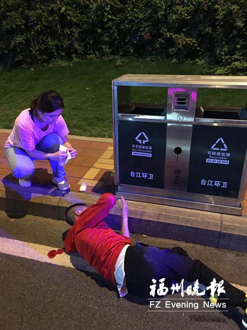 过路女医生掏出纸巾,准备为受伤男子止血。