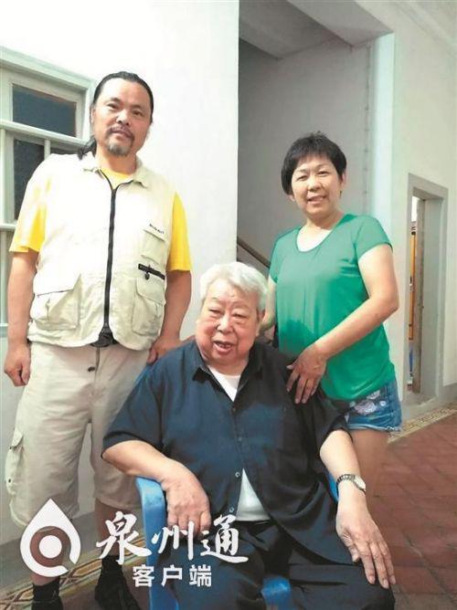  汤国勤(右一)与周老伯(中间)合影