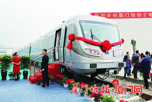 -地铁2号线列车。陈立新摄