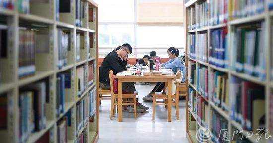 市民在市图书馆阅读