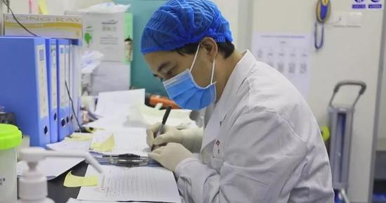 1亿人口传染了新冠肺炎_新冠肺炎一传多传染图(3)