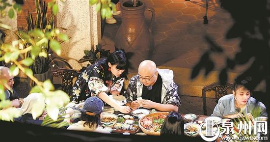 徐峥和“姐姐们”包润饼菜