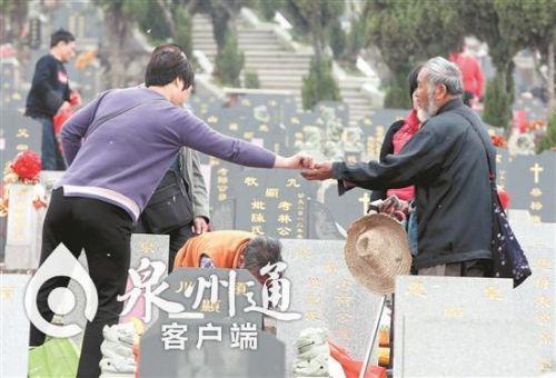 乞讨人员到宏福园“赶集”,在墓旁找祭祀的人讨钱。