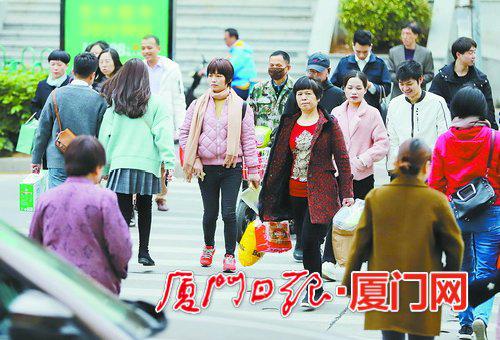 昨日厦门迎来降温天气,寒意十足。图为穿了厚衣服的行人。