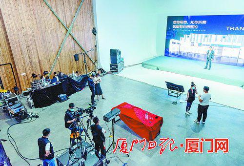 湖里影视文化企业复工复产走上正轨,图为锴泉影像艺术空间拍摄现场。