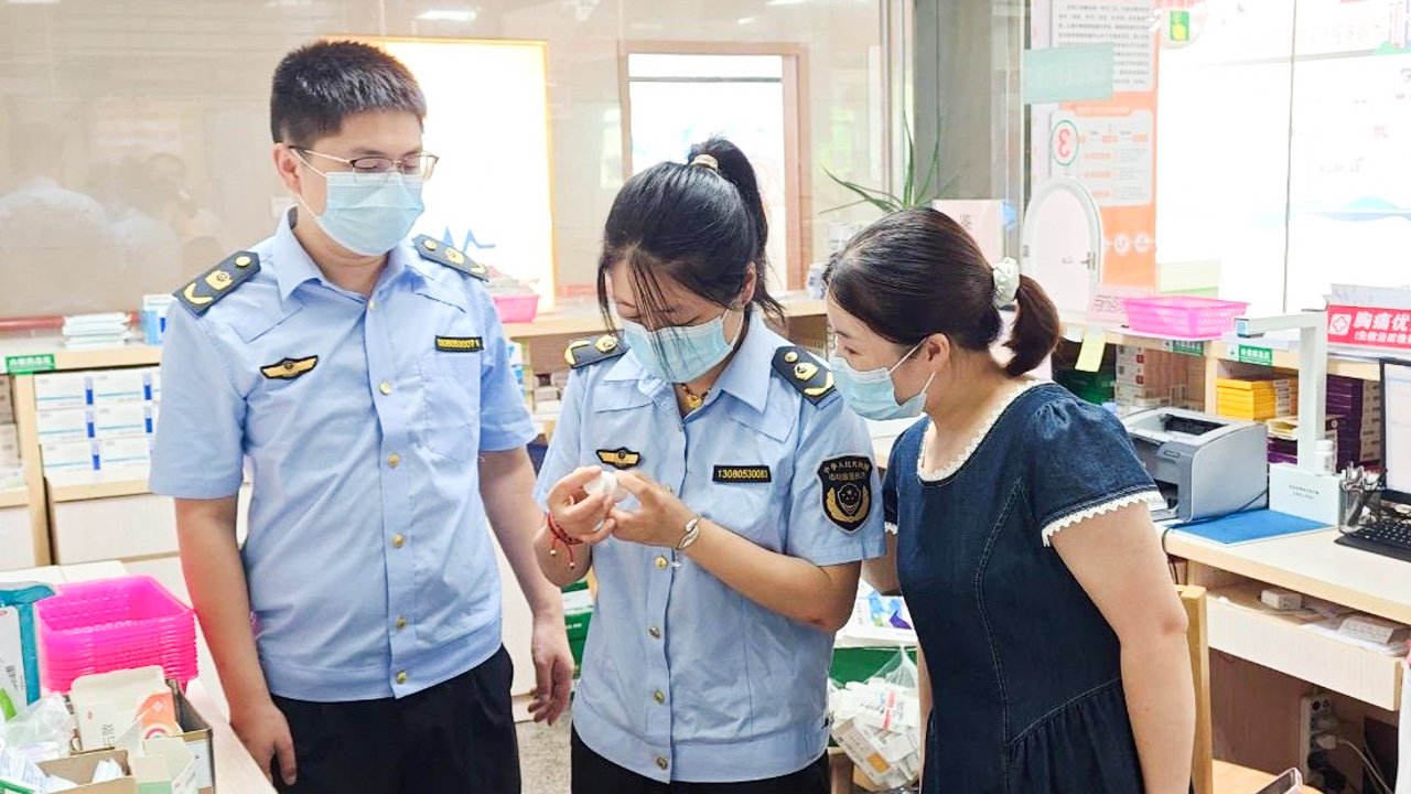 　　福建柔性执法让市场监管有力度更有温度。图为长汀县市场监管局组织人员深入县医疗机构，就规范化药房建设工作进行现场指导。