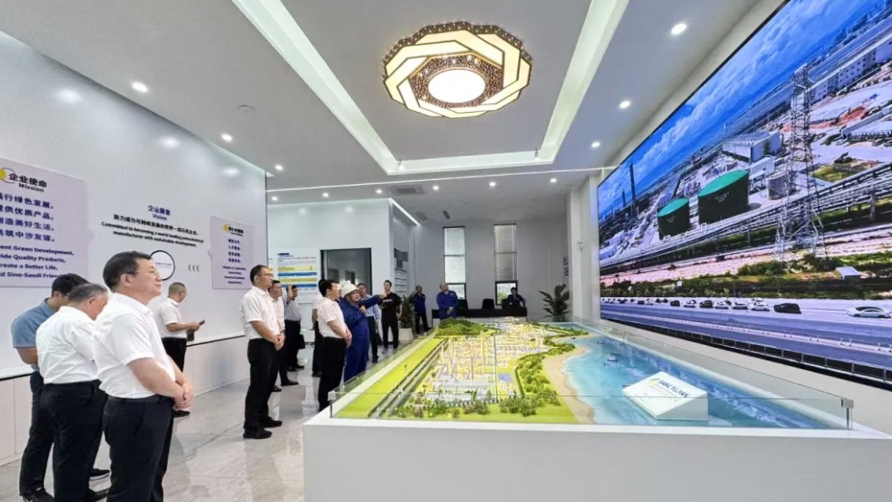 　　福建省市场监管局组织开展“局长走流程”活动，及时回应企业诉求。图为局领导前往古雷炼化一体化二期和中沙古雷乙烯等项目现场，调研化工建设项目设备安装、重大项目审批等情况。