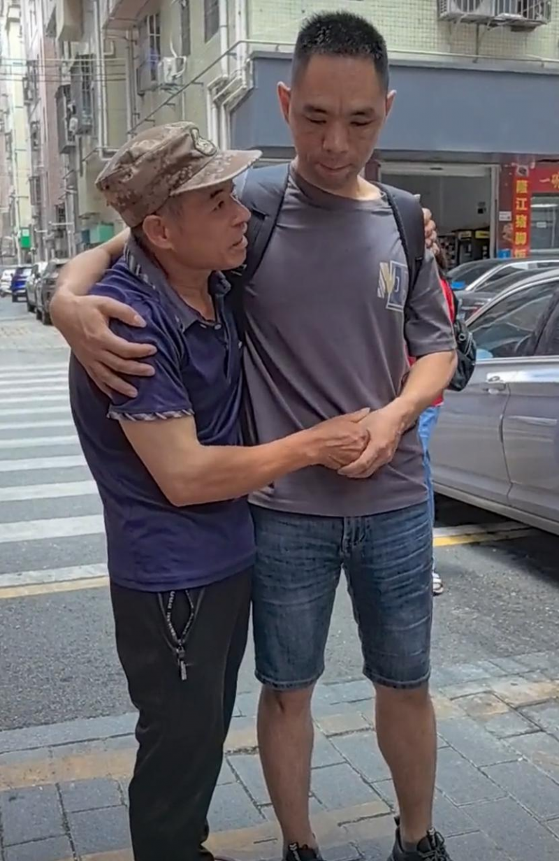 小池和父亲见面认亲,我们志愿者也全程在现场见证