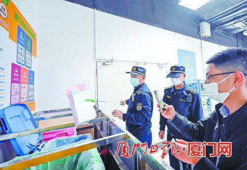 湖里区城市管理局各执法中队,主动开展生活垃圾分类执法巡查工作。