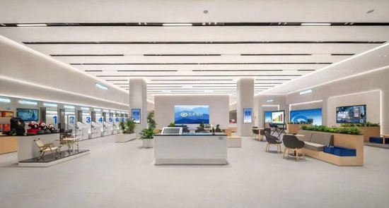今年8月，兴业银行发布网点标准化V3.0手册，同时在上海、深圳两地的三家网点焕新升级，将ESG理念渗透于日常之中。