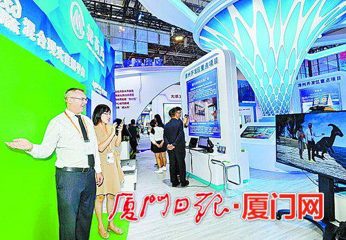 外国客人在漳州开发区展位体验虚拟现实直播平台。