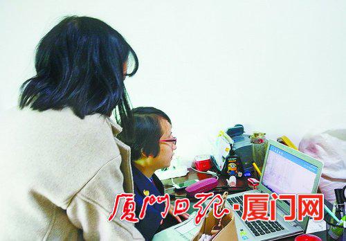 工作人员查阅保健品经营者的数据。(本组图/思明区市场监管局 提供)