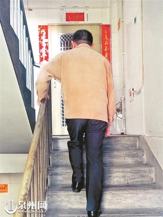 未加装电梯的旧楼,老人上下楼十分不便。