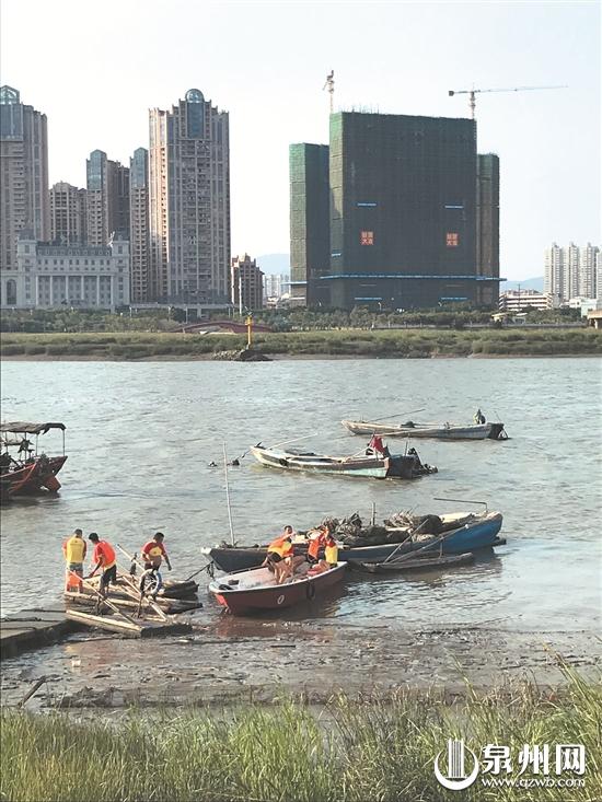 救援队员下水搜寻