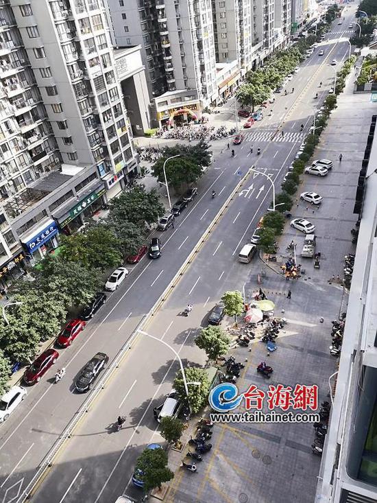 漳州一道路取消路沿上停车引争议 比马路宽还