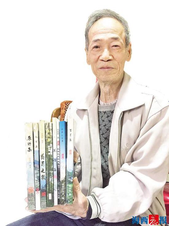 自1990年以来,许友金已发表谜作2万余条,谜文20多万字,著个人谜书8本、200多万字