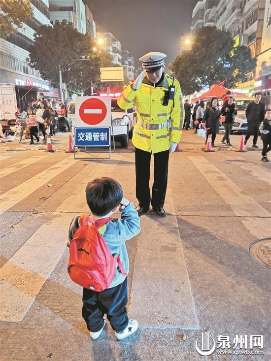 元宵夜这对父子特殊“?#21152;觥保?#26262;心一幕感动了诸多网友。(吴小琼/摄)